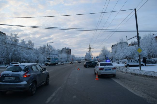 В Ухте на перекрестке пр. Космонавтов – ул. Оплеснина произошло столкновение